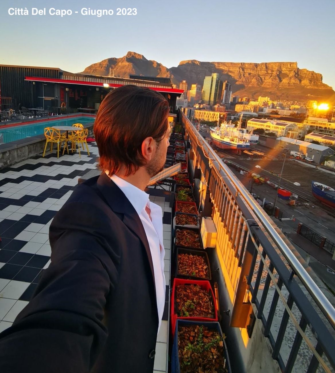 LinkedIn post image: "Table Mountain" all'alba. Lo stipendio più alto della mia vita. E la domanda che non riuscivo a zittire.