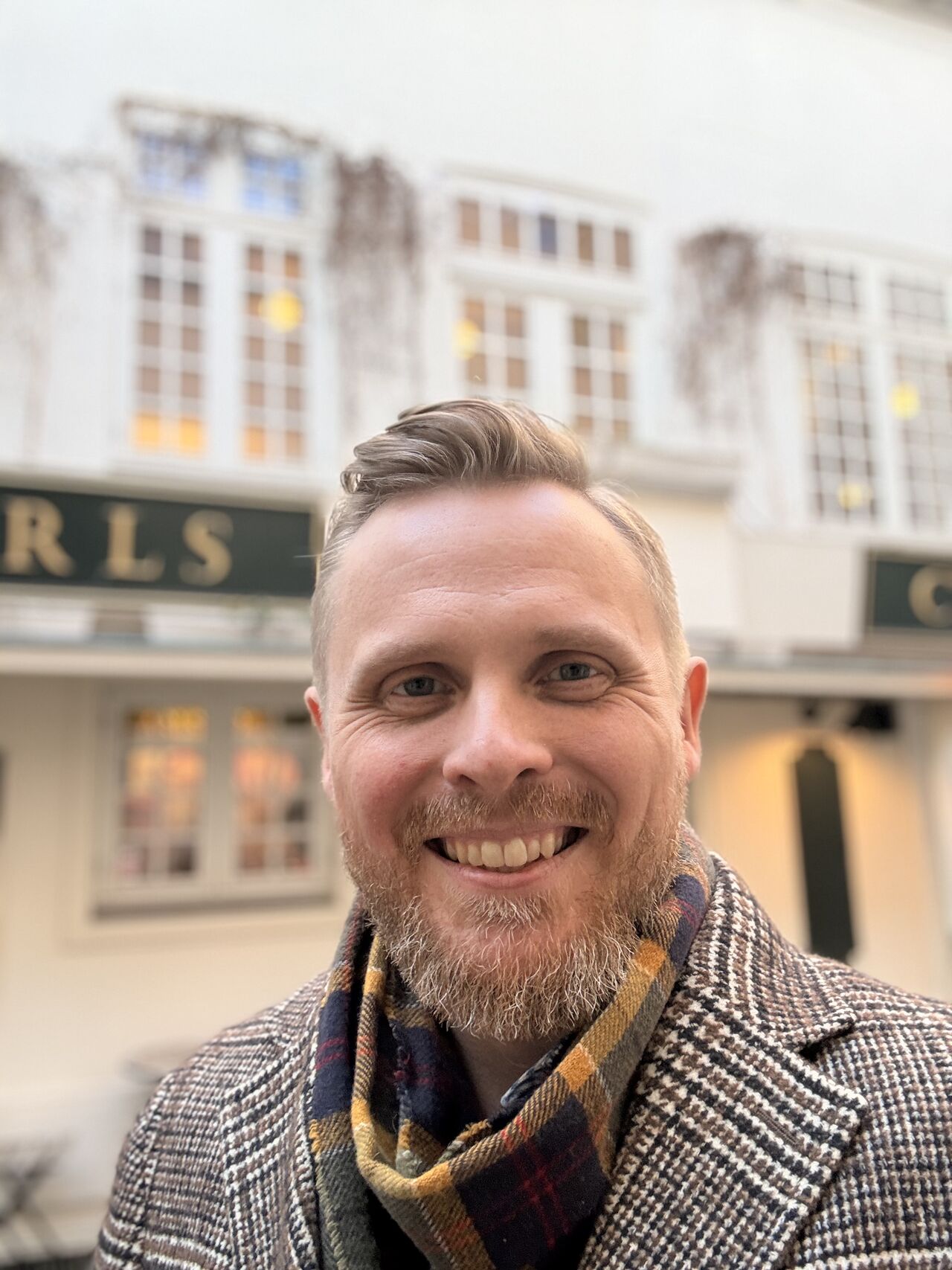 LinkedIn post image: AI bliver bedre hver dag. Spørgsmålet er, om du gør det samme?