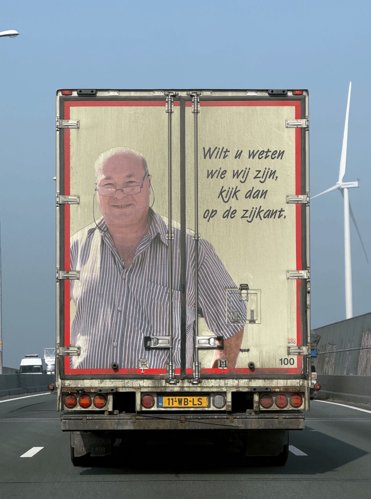 LinkedIn post image: 𝗭𝗼𝗷𝘂𝗶𝘀𝘁 𝗴𝗲𝘀𝗽𝗼𝘁 𝗼𝗽 𝗱𝗲 𝗔𝟮. En ik denk dat de meeting ongeveer zo ging: