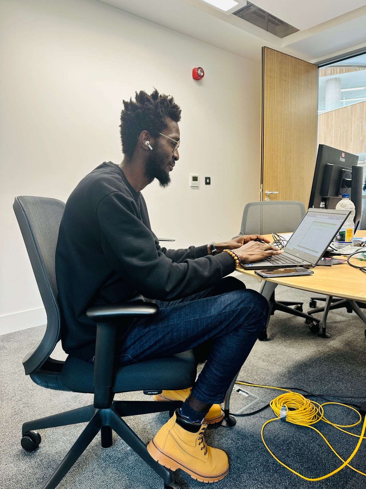 LinkedIn post image: Why Some Cybersecurity Beginners Move Fast, And Others Stay Stuck