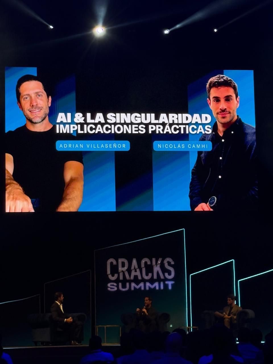 LinkedIn post image: Está semana, en un escenario con Oso Trava  terminé diciendo algo incómodo: la singularidad ya está pasando.