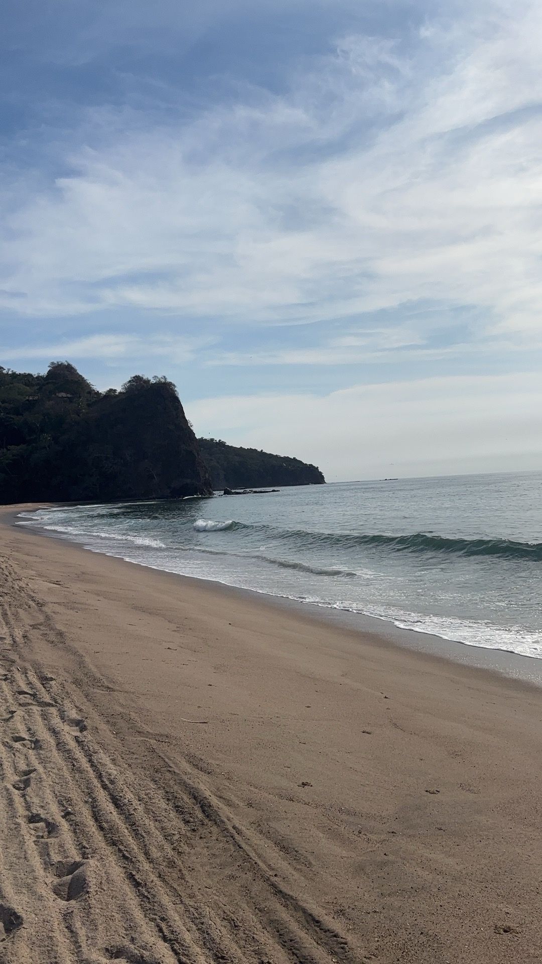 LinkedIn post image: Llevo seis horas frente al mar sin abrir la laptop.