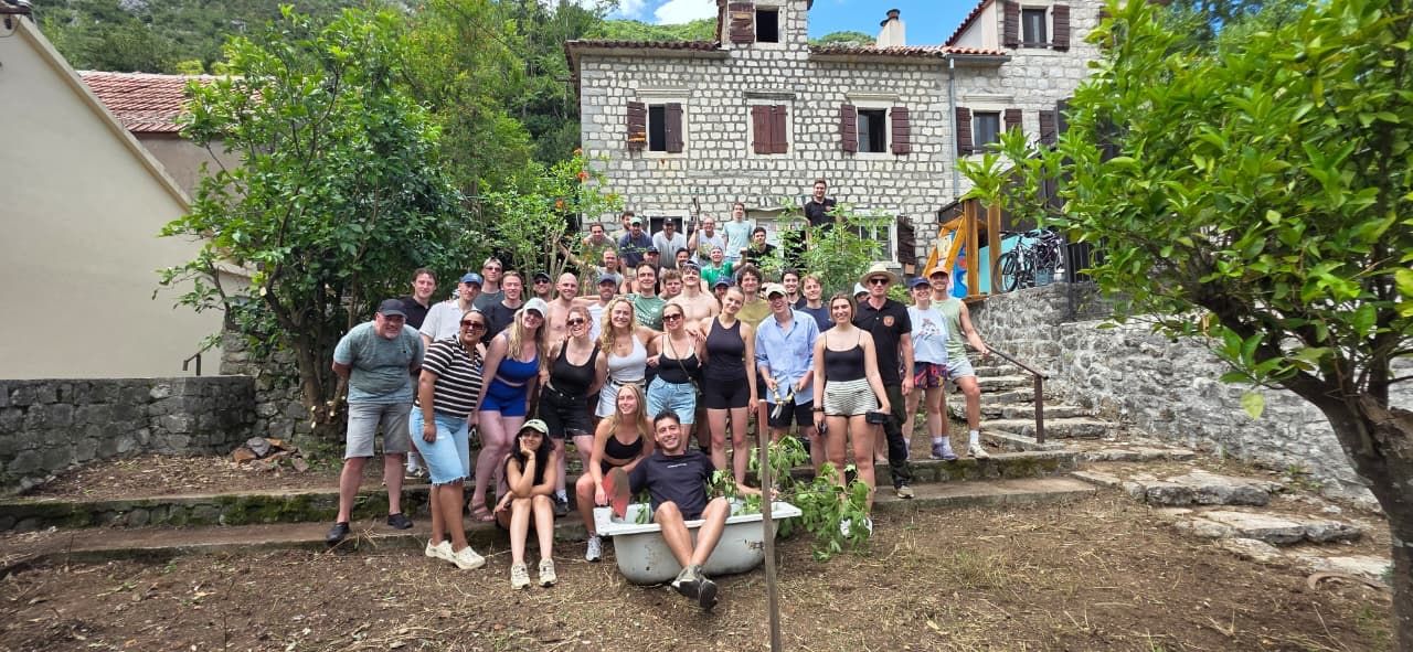LinkedIn post image: Wist je nog van die bakdkuip in Montenegro?