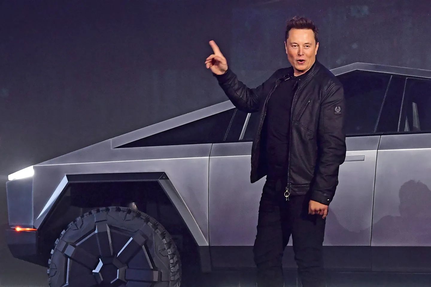 LinkedIn post image: Elon isn’t really a trillionaire.