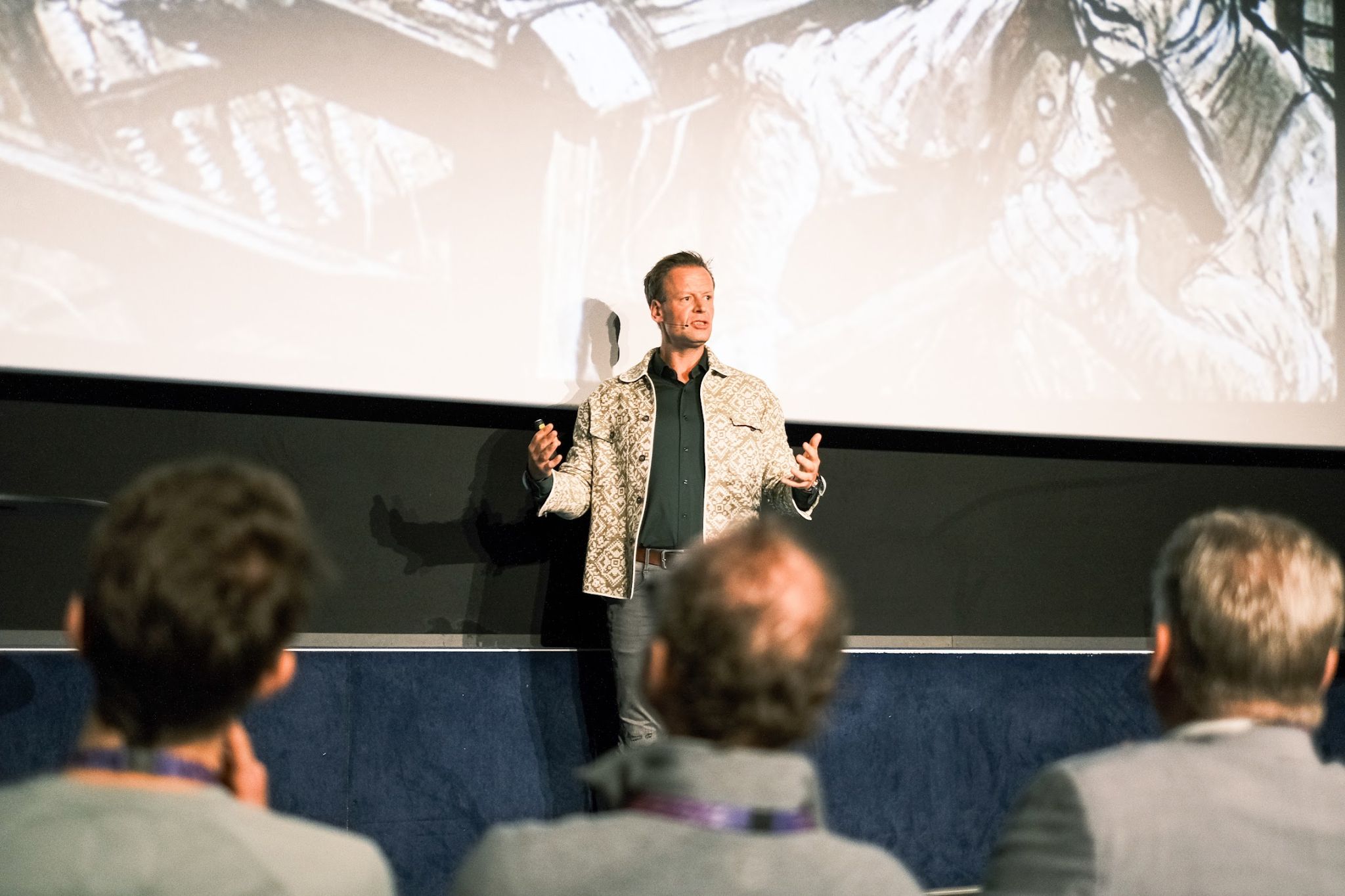 LinkedIn post image: Sneller klaar, dommer op het podium. Waarom ik AI vrijwel niet meer gebruik bij mijn keynotes.