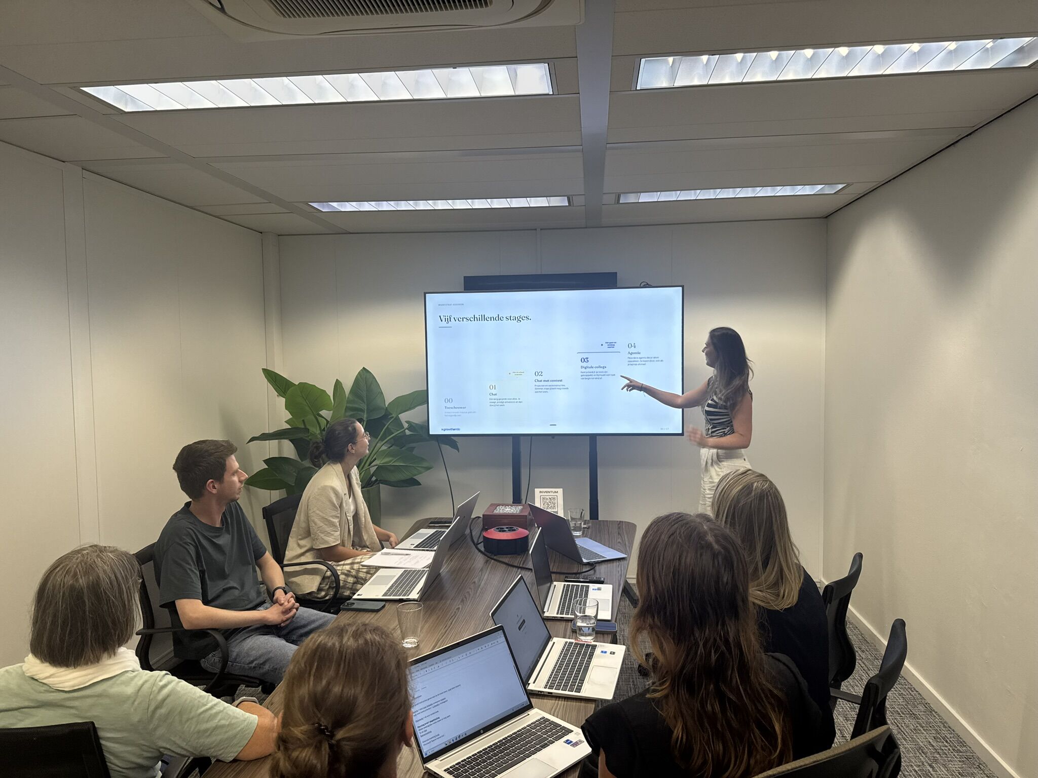 LinkedIn post image: Van AI als chatbot naar jouw digitale collega.