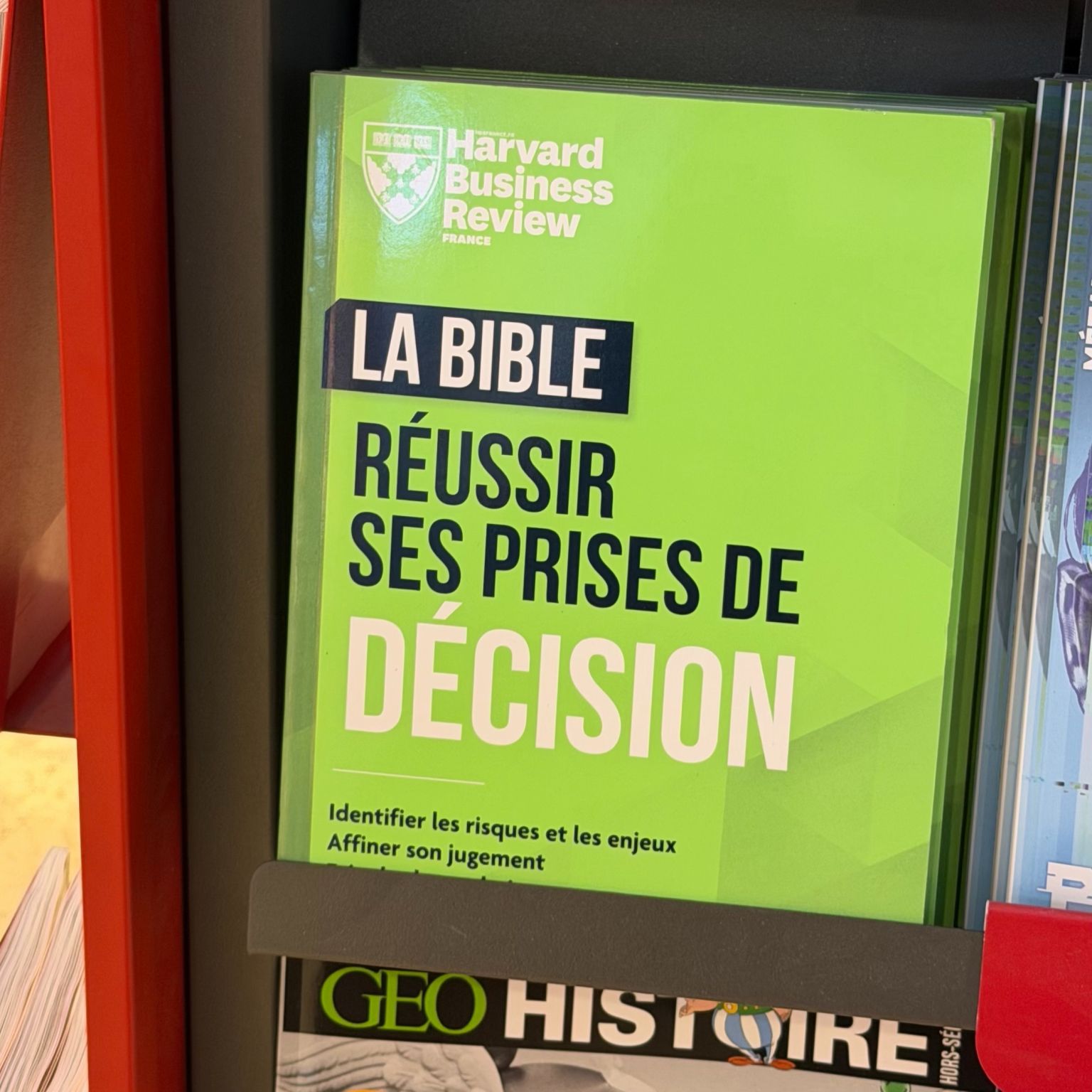 LinkedIn post image: Sur les étagères des kiosques, une nouvelle « bible » de la #décision de la Harvard Business Review, qui inclut notre ar